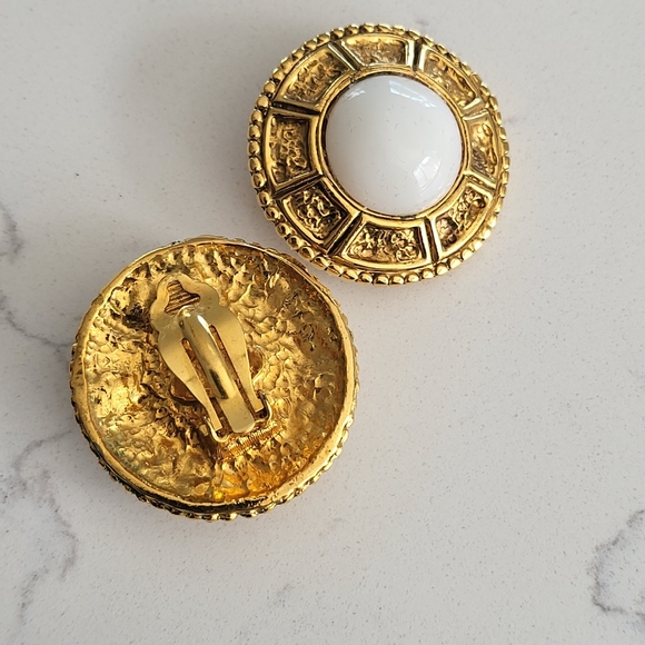 Vintage Chanel Earrings - Picture 4 of 5